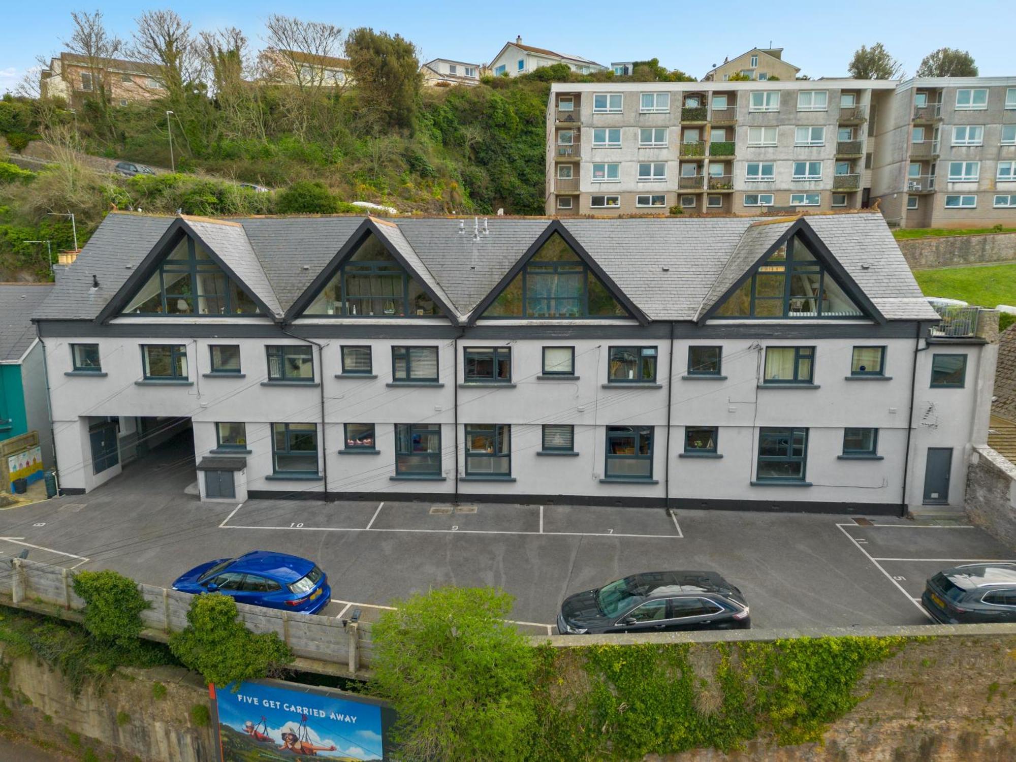 Apartment Captain's Keep - - With Designated Parking *