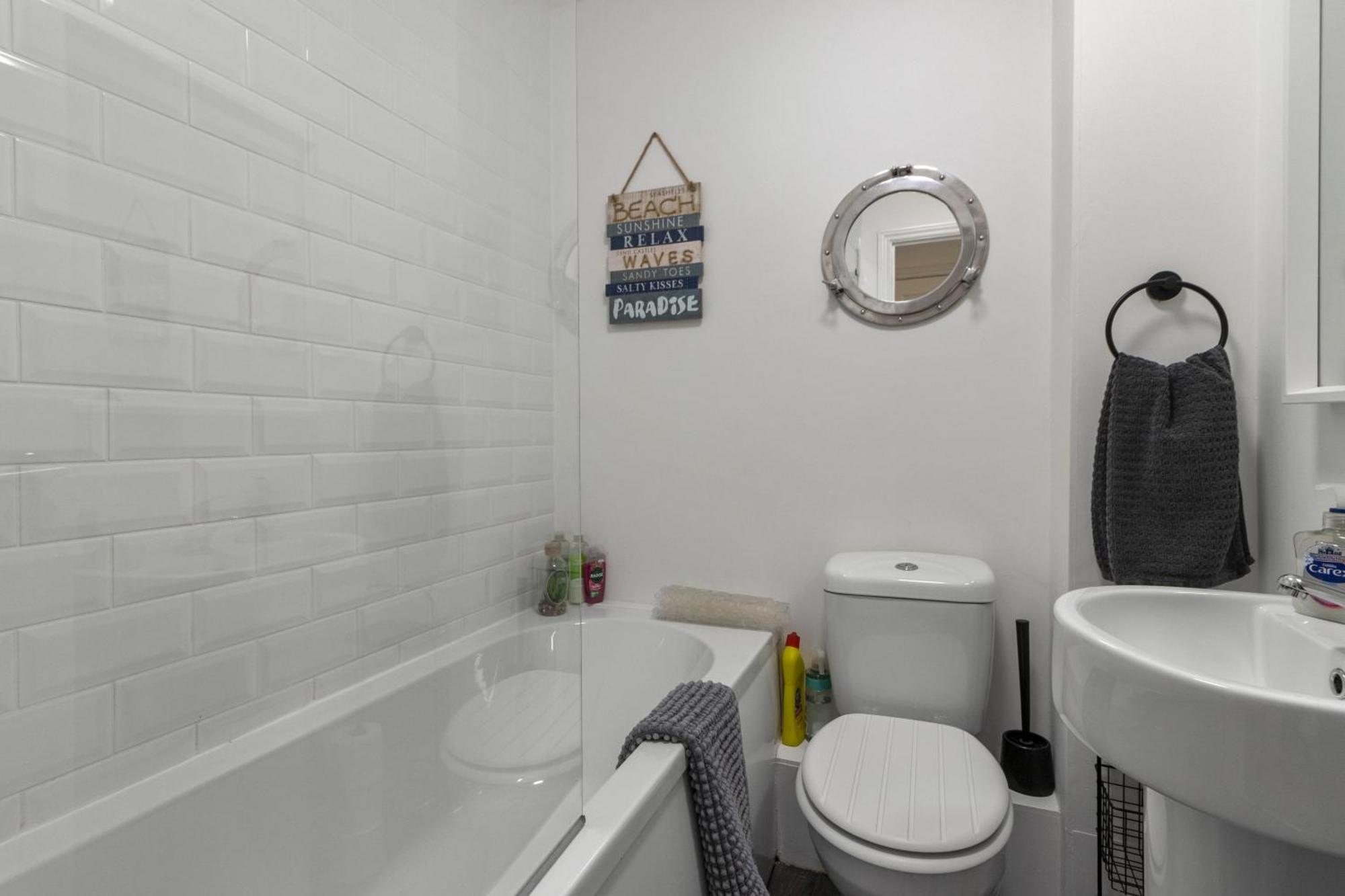 Captain's Keep - - With Designated Parking Brixham